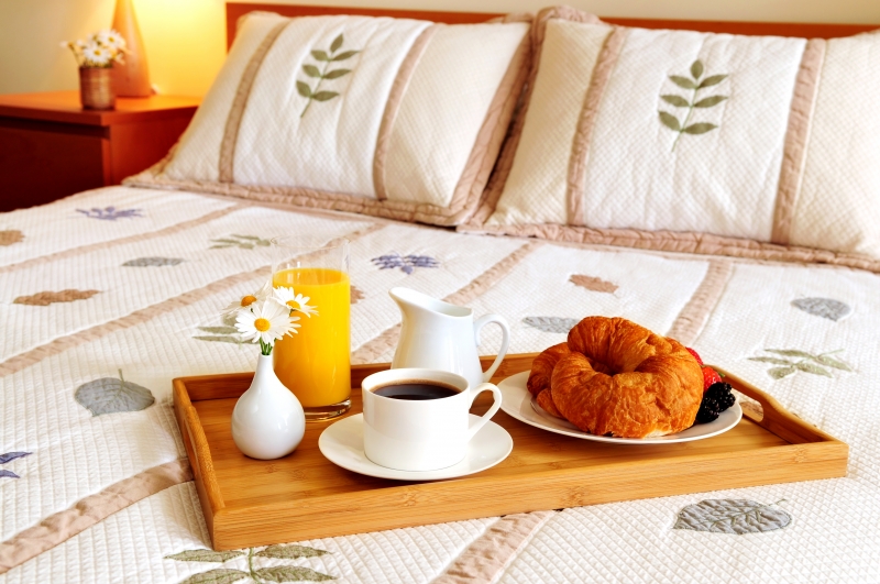 253041-breakfast-on-a-bed-in-a-hotel-room